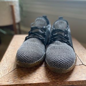 Men’s Size 45 US 11.5 Die Weltmarke ADIDAS !